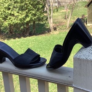 Stuart Weizmann black slide sandals 10
